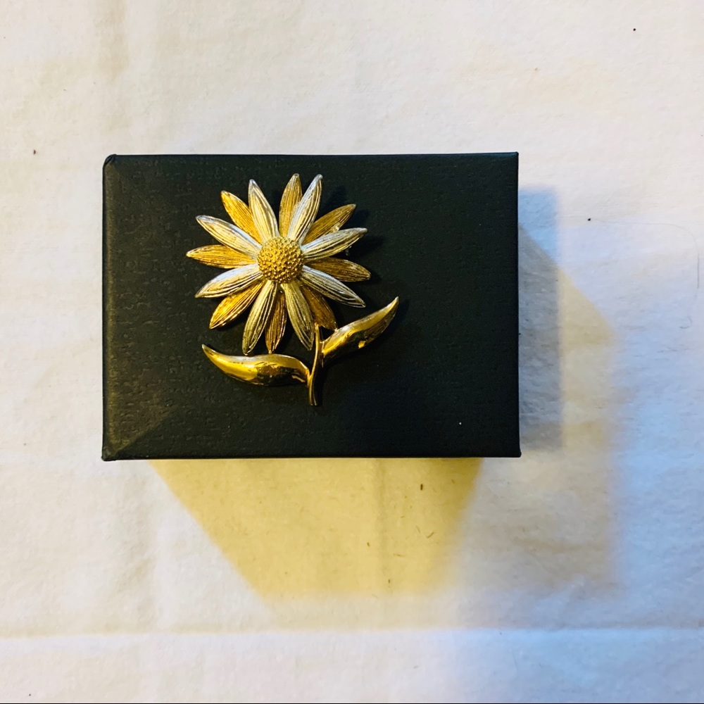 Sale 🌷 Vintage Pin Flower 🌼 Gold and Silver